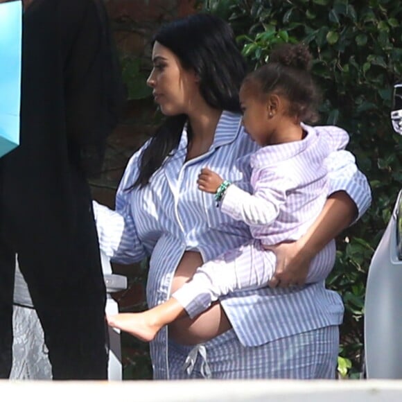 Kim Kardashian et sa fille North West arrivent à la maison du couple Azoff pour assister à sa baby-shower. Beverly Hills, le 25 octobre 2015.