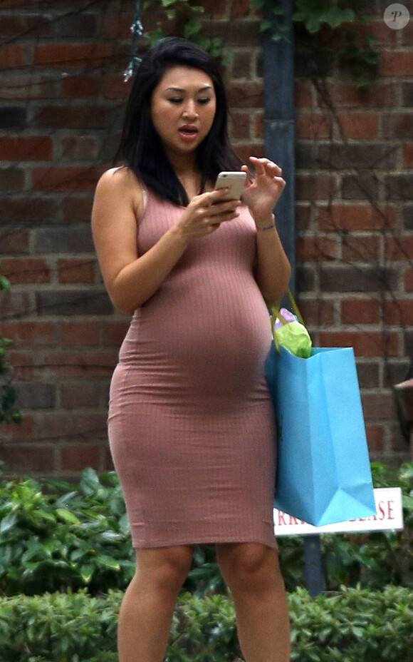 Tracy Nguyen, enceinte, quitte la maison du couple Azoff à l'issue de la baby-shower de Kim Kardashian. Beverly Hills, le 25 octobre 2015.
