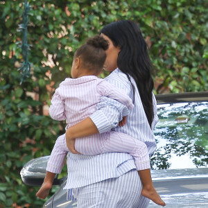 Kim Kardashian et sa fille North West arrivent à la maison du couple Azoff pour assister à sa baby-shower. Beverly Hills, le 25 octobre 2015.
