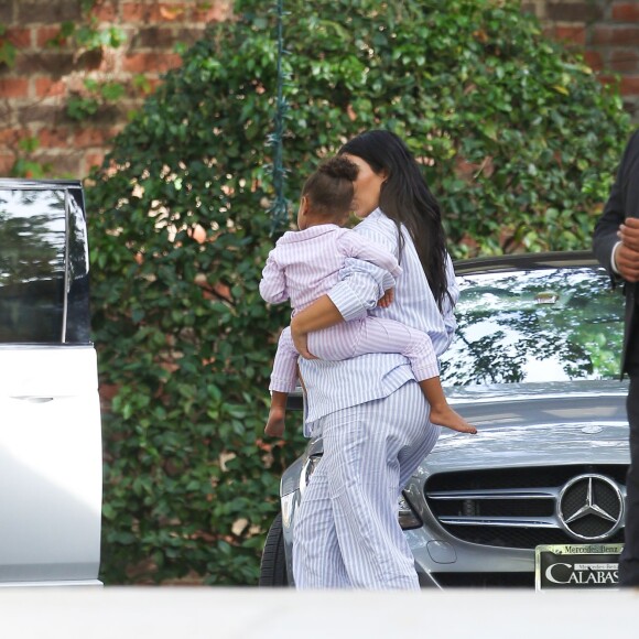 Kim Kardashian et sa fille North West arrivent à la maison du couple Azoff pour assister à sa baby-shower. Beverly Hills, le 25 octobre 2015.
