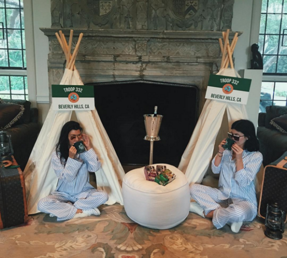 Kourtney Kardashian et Kylie Jenner assistent à la baby-shower de Kim Kardashian dans la villa du couple Azoff à Beverly Hills. Le 25 octobre 2015.