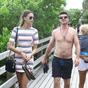 Robin Thicke avec son fils Julian et sa compagne April Love Geary sur une plage à Miami le 17 octobre 2015.