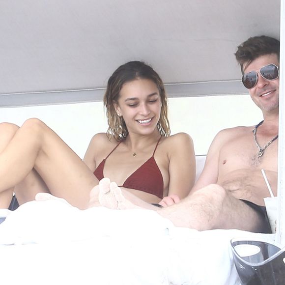 Robin Thicke avec son fils Julian et sa compagne April Love Geary sur une plage à Miami le 17 octobre 2015.