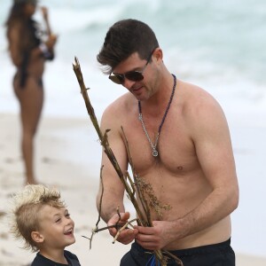 Robin Thicke avec son fils Julian et sa compagne April Love Geary sur une plage à Miami le 17 octobre 2015.