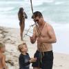 Robin Thicke avec son fils Julian et sa compagne April Love Geary sur une plage à Miami le 17 octobre 2015.