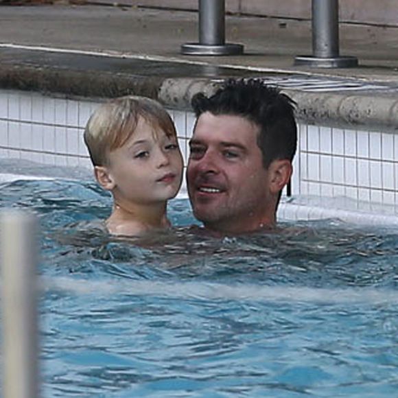 Robin Thicke passe une journée en famille avec son fils Julian et sa compagne April Love Geary au bord de la piscine de leur hôtel à Miami, le 17 octobre 2015