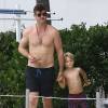 Robin Thicke passe une journée en famille avec son fils Julian et sa compagne April Love Geary au bord de la piscine de leur hôtel à Miami, le 17 octobre 2015