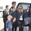 Robin Thicke va prendre l'avion avec sa femme April Love Geary et son fils Julian à Los Angeles le 15 octobre 2015.