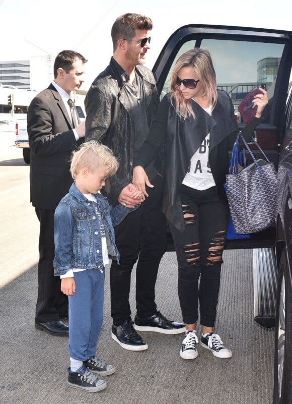 Robin Thicke va prendre l'avion avec sa femme April Love Geary et son fils Julian à Los Angeles le 15 octobre 2015.