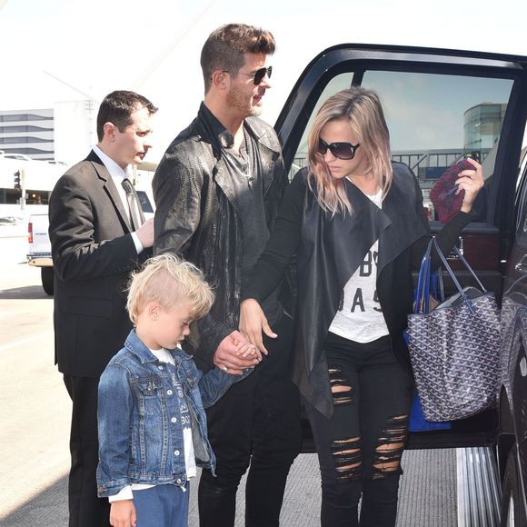 Robin Thicke va prendre l'avion avec sa femme April Love Geary et son fils Julian à Los Angeles le 15 octobre 2015.