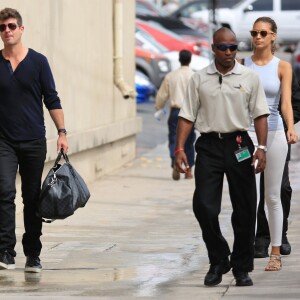 Robin Thicke arrive sur le plateau de l'émission "Jimmy Kimmel Live!" avec sa petite-amie April Love Geary pour un concert à Hollywood, le 21 septembre 2015.
