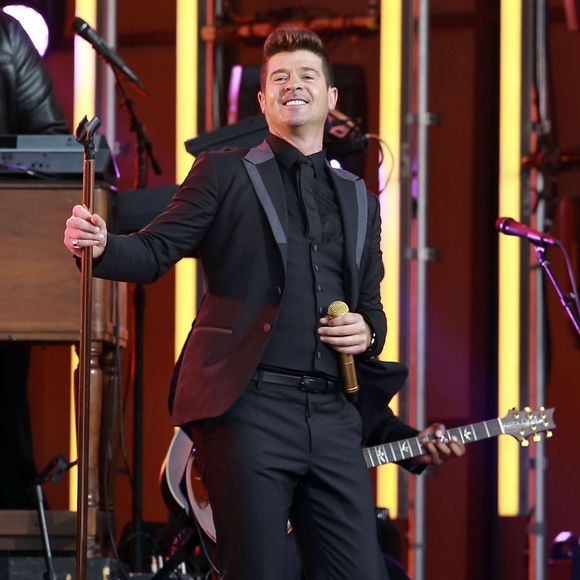 Robin Thicke en concert sur le plateau de l'émission "Jimmy Kimmel Live!" à Hollywood, le 21 septembre 2015.