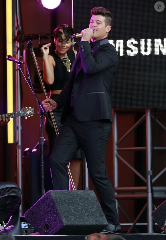 Robin Thicke en concert sur le plateau de l'émission "Jimmy Kimmel Live!" à Hollywood, le 21 septembre 2015.