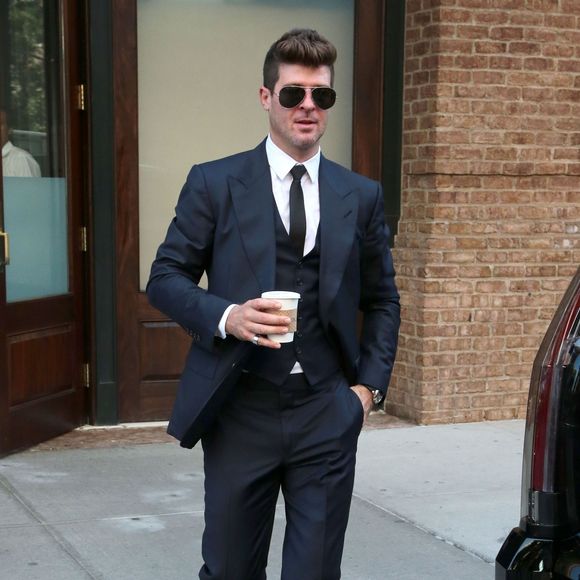 Robin Thicke sort d'un immeuble à New York, le 26 août 2015, pour aller monter dans une voiture.