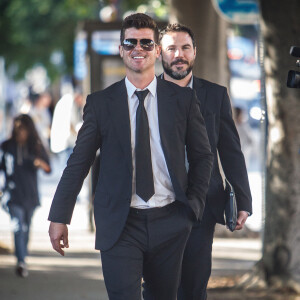 Robin Thicke arrive au procès qui l'oppose avec Pharrell Williams, interprètes de "Blurred Lines", à la famille de Marvin Gaye au tribunal à Los Angeles, le 5 mars 2015. M