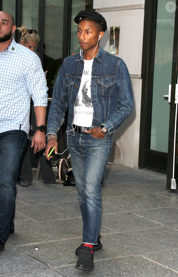 Pharrell Williams dans les rues de New York, le 7 octobre 2015.