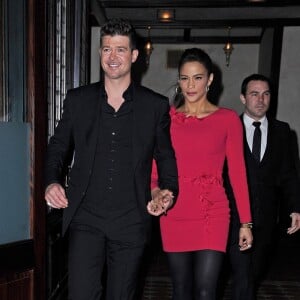 Robin Thicke et sa femme Paula Patton sortent de leur hotel a New York, le 23 octobre 2013.