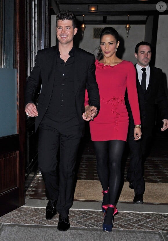 Robin Thicke et sa femme Paula Patton sortent de leur hotel a New York, le 23 octobre 2013.