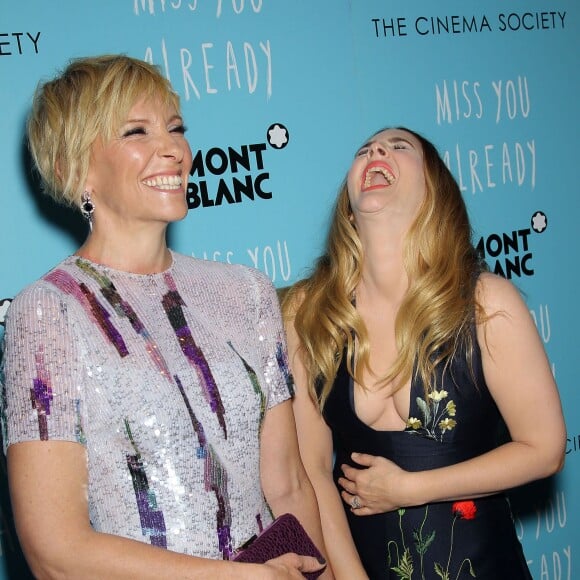Toni Collette et Drew Barrymore lors d'une première de Miss You Already à New York le 25 octobre 2015.