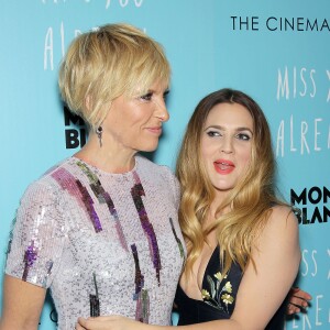 Toni Collette et Drew Barrymore lors d'une première de Miss You Already à New York le 25 octobre 2015.