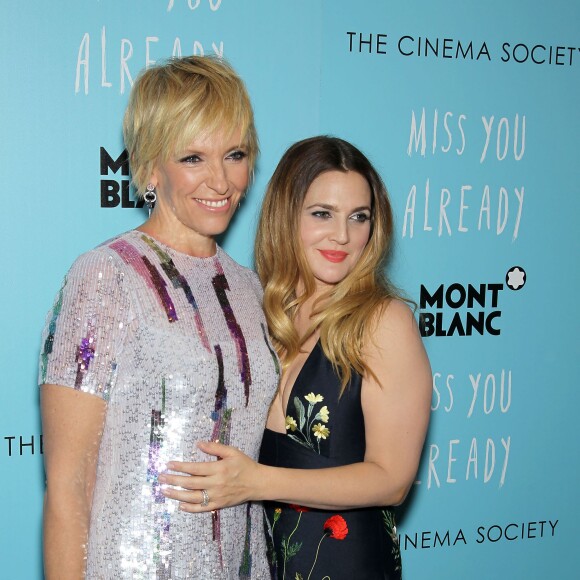 Toni Collette et Drew Barrymore lors d'une première de Miss You Already à New York le 25 octobre 2015.