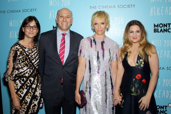 Eda Kowan (Sr. Vice Pres. Acquisitions Lionsgate), Howard Cohen (CoPres. Roadside Attractions), Toni Collette, Drew Barrymore lors d'une première de Miss You Already à New York le 25 octobre 2015.