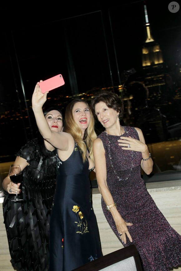 Jill Kargman, Drew Barrymore, Coco Kopelman lors de l'after-party de "Miss You Already" au SixtyFive à New York le 25 octobre 2015.