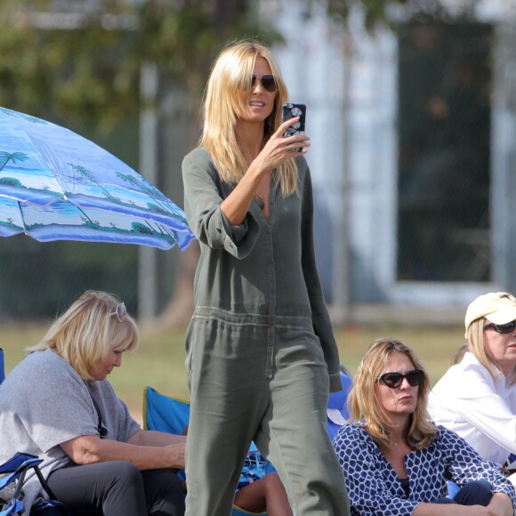 Heidi Klum et Seal se retrouvent pour soutenir leur fils Johan au Football à Los Angeles le 24 octobre 2015. La famille est réuni au grand complet pour soutenir le petit sportif. Leni, Henry et Lou sont aussi de la partie. Seal est venu avec sa compagne Erica Packer qui est enceinte.  Please Pixelate children face prior to publication Former couple Heidi Klum and Seal come together to watch their son, Johan's football game in Brentwood, California on October 24, 2015. The pair were joined by their other kids Leni, Henry and Lou. Seal's pregnant girlfriend Erica Packer also joined the family outing.24/10/2015 - Los Angeles