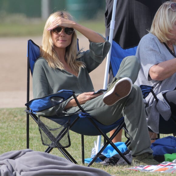 Heidi Klum et Seal se retrouvent pour soutenir leur fils Johan au Football à Los Angeles le 24 octobre 2015. La famille est réuni au grand complet pour soutenir le petit sportif. Leni, Henry et Lou sont aussi de la partie. Seal est venu avec sa compagne Erica Packer qui est enceinte.  Please Pixelate children face prior to publication Former couple Heidi Klum and Seal come together to watch their son, Johan's football game in Brentwood, California on October 24, 2015. The pair were joined by their other kids Leni, Henry and Lou. Seal's pregnant girlfriend Erica Packer also joined the family outing.24/10/2015 - Los Angeles