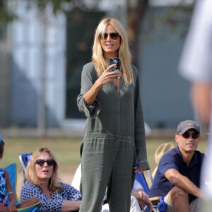 Heidi Klum et Seal se retrouvent pour soutenir leur fils Johan au Football à Los Angeles le 24 octobre 2015. La famille est réuni au grand complet pour soutenir le petit sportif. Leni, Henry et Lou sont aussi de la partie. Seal est venu avec sa compagne Erica Packer qui est enceinte.  Please Pixelate children face prior to publication Former couple Heidi Klum and Seal come together to watch their son, Johan's football game in Brentwood, California on October 24, 2015. The pair were joined by their other kids Leni, Henry and Lou. Seal's pregnant girlfriend Erica Packer also joined the family outing.24/10/2015 - Los Angeles