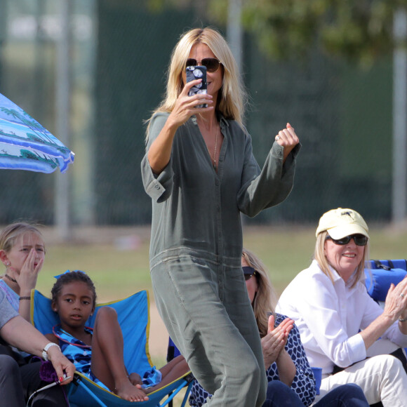 Heidi Klum et Seal se retrouvent pour soutenir leur fils Johan au Football à Los Angeles le 24 octobre 2015. La famille est réuni au grand complet pour soutenir le petit sportif. Leni, Henry et Lou sont aussi de la partie. Seal est venu avec sa compagne Erica Packer qui est enceinte.  Please Pixelate children face prior to publication Former couple Heidi Klum and Seal come together to watch their son, Johan's football game in Brentwood, California on October 24, 2015. The pair were joined by their other kids Leni, Henry and Lou. Seal's pregnant girlfriend Erica Packer also joined the family outing.24/10/2015 - Los Angeles