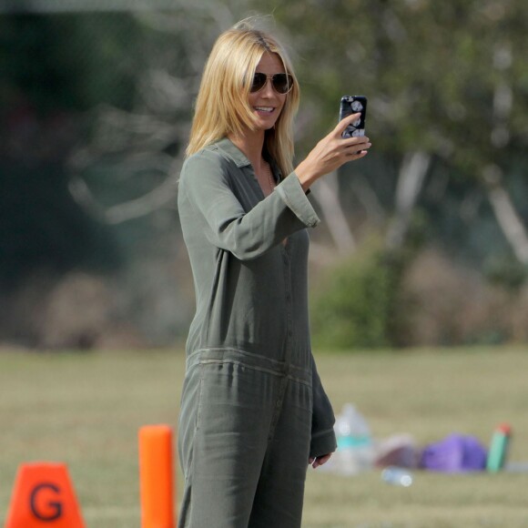 Heidi Klum et Seal se retrouvent pour soutenir leur fils Johan au Football à Los Angeles le 24 octobre 2015. La famille est réuni au grand complet pour soutenir le petit sportif. Leni, Henry et Lou sont aussi de la partie. Seal est venu avec sa compagne Erica Packer qui est enceinte.  Please Pixelate children face prior to publication Former couple Heidi Klum and Seal come together to watch their son, Johan's football game in Brentwood, California on October 24, 2015. The pair were joined by their other kids Leni, Henry and Lou. Seal's pregnant girlfriend Erica Packer also joined the family outing.24/10/2015 - Los Angeles