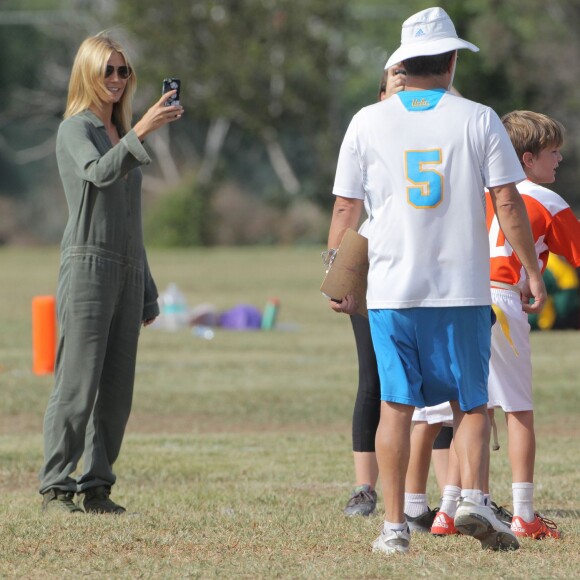 Heidi Klum et Seal se retrouvent pour soutenir leur fils Johan au Football à Los Angeles le 24 octobre 2015. La famille est réuni au grand complet pour soutenir le petit sportif. Leni, Henry et Lou sont aussi de la partie. Seal est venu avec sa compagne Erica Packer qui est enceinte.  Please Pixelate children face prior to publication Former couple Heidi Klum and Seal come together to watch their son, Johan's football game in Brentwood, California on October 24, 2015. The pair were joined by their other kids Leni, Henry and Lou. Seal's pregnant girlfriend Erica Packer also joined the family outing.24/10/2015 - Los Angeles