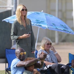 Heidi Klum et Seal se retrouvent pour soutenir leur fils Johan au Football à Los Angeles le 24 octobre 2015. La famille est réuni au grand complet pour soutenir le petit sportif. Leni, Henry et Lou sont aussi de la partie. Seal est venu avec sa compagne Erica Packer qui est enceinte.  Please Pixelate children face prior to publication Former couple Heidi Klum and Seal come together to watch their son, Johan's football game in Brentwood, California on October 24, 2015. The pair were joined by their other kids Leni, Henry and Lou. Seal's pregnant girlfriend Erica Packer also joined the family outing.24/10/2015 - Los Angeles