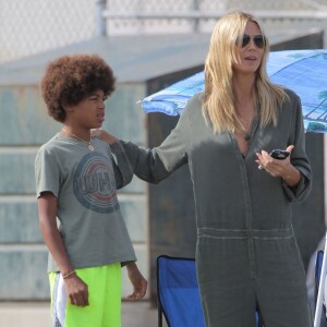 Heidi Klum et Seal se retrouvent pour soutenir leur fils Johan au Football à Los Angeles le 24 octobre 2015. La famille est réuni au grand complet pour soutenir le petit sportif. Leni, Henry et Lou sont aussi de la partie. Seal est venu avec sa compagne Erica Packer qui est enceinte.  Please Pixelate children face prior to publication Former couple Heidi Klum and Seal come together to watch their son, Johan's football game in Brentwood, California on October 24, 2015. The pair were joined by their other kids Leni, Henry and Lou. Seal's pregnant girlfriend Erica Packer also joined the family outing.24/10/2015 - Los Angeles