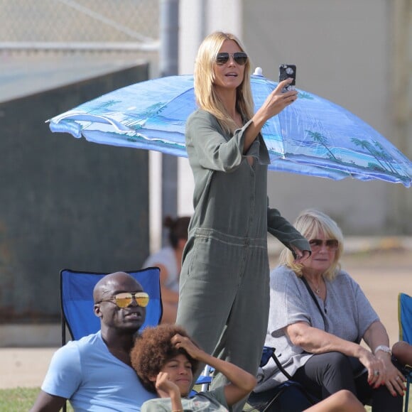 Heidi Klum et Seal se retrouvent pour soutenir leur fils Johan au Football à Los Angeles le 24 octobre 2015. La famille est réuni au grand complet pour soutenir le petit sportif. Leni, Henry et Lou sont aussi de la partie. Seal est venu avec sa compagne Erica Packer qui est enceinte.  Please Pixelate children face prior to publication Former couple Heidi Klum and Seal come together to watch their son, Johan's football game in Brentwood, California on October 24, 2015. The pair were joined by their other kids Leni, Henry and Lou. Seal's pregnant girlfriend Erica Packer also joined the family outing.24/10/2015 - Los Angeles