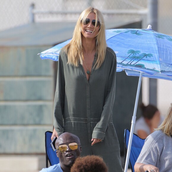 Heidi Klum et Seal se retrouvent pour soutenir leur fils Johan au Football à Los Angeles le 24 octobre 2015. La famille est réuni au grand complet pour soutenir le petit sportif. Leni, Henry et Lou sont aussi de la partie. Seal est venu avec sa compagne Erica Packer qui est enceinte.  Please Pixelate children face prior to publication Former couple Heidi Klum and Seal come together to watch their son, Johan's football game in Brentwood, California on October 24, 2015. The pair were joined by their other kids Leni, Henry and Lou. Seal's pregnant girlfriend Erica Packer also joined the family outing.24/10/2015 - Los Angeles