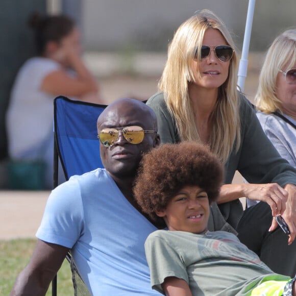 Heidi Klum et Seal se retrouvent pour soutenir leur fils Johan au Football à Los Angeles le 24 octobre 2015. La famille est réuni au grand complet pour soutenir le petit sportif. Leni, Henry et Lou sont aussi de la partie. Seal est venu avec sa compagne Erica Packer qui est enceinte.  Please Pixelate children face prior to publication Former couple Heidi Klum and Seal come together to watch their son, Johan's football game in Brentwood, California on October 24, 2015. The pair were joined by their other kids Leni, Henry and Lou. Seal's pregnant girlfriend Erica Packer also joined the family outing.24/10/2015 - Los Angeles