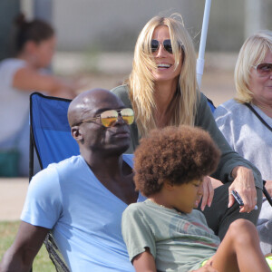 Heidi Klum et Seal se retrouvent pour soutenir leur fils Johan au Football à Los Angeles le 24 octobre 2015. La famille est réuni au grand complet pour soutenir le petit sportif. Leni, Henry et Lou sont aussi de la partie. Seal est venu avec sa compagne Erica Packer qui est enceinte.  Please Pixelate children face prior to publication Former couple Heidi Klum and Seal come together to watch their son, Johan's football game in Brentwood, California on October 24, 2015. The pair were joined by their other kids Leni, Henry and Lou. Seal's pregnant girlfriend Erica Packer also joined the family outing.24/10/2015 - Los Angeles