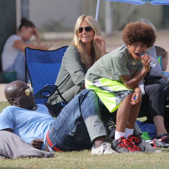 Heidi Klum et Seal se retrouvent pour soutenir leur fils Johan au Football à Los Angeles le 24 octobre 2015. La famille est réuni au grand complet pour soutenir le petit sportif. Leni, Henry et Lou sont aussi de la partie. Seal est venu avec sa compagne Erica Packer qui est enceinte.  Please Pixelate children face prior to publication Former couple Heidi Klum and Seal come together to watch their son, Johan's football game in Brentwood, California on October 24, 2015. The pair were joined by their other kids Leni, Henry and Lou. Seal's pregnant girlfriend Erica Packer also joined the family outing.24/10/2015 - Los Angeles