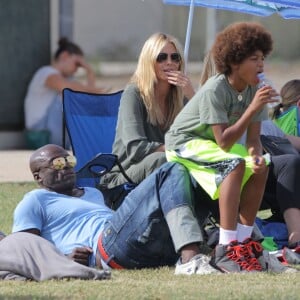 Heidi Klum et Seal se retrouvent pour soutenir leur fils Johan au Football à Los Angeles le 24 octobre 2015. La famille est réuni au grand complet pour soutenir le petit sportif. Leni, Henry et Lou sont aussi de la partie. Seal est venu avec sa compagne Erica Packer qui est enceinte.  Please Pixelate children face prior to publication Former couple Heidi Klum and Seal come together to watch their son, Johan's football game in Brentwood, California on October 24, 2015. The pair were joined by their other kids Leni, Henry and Lou. Seal's pregnant girlfriend Erica Packer also joined the family outing.24/10/2015 - Los Angeles