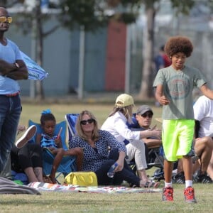 Heidi Klum et Seal se retrouvent pour soutenir leur fils Johan au Football à Los Angeles le 24 octobre 2015. La famille est réuni au grand complet pour soutenir le petit sportif. Leni, Henry et Lou sont aussi de la partie. Seal est venu avec sa compagne Erica Packer qui est enceinte.  Please Pixelate children face prior to publication Former couple Heidi Klum and Seal come together to watch their son, Johan's football game in Brentwood, California on October 24, 2015. The pair were joined by their other kids Leni, Henry and Lou. Seal's pregnant girlfriend Erica Packer also joined the family outing.24/10/2015 - Los Angeles