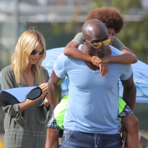 Heidi Klum et Seal se retrouvent pour soutenir leur fils Johan au Football à Los Angeles le 24 octobre 2015. La famille est réuni au grand complet pour soutenir le petit sportif. Leni, Henry et Lou sont aussi de la partie. Seal est venu avec sa compagne Erica Packer qui est enceinte.  Please Pixelate children face prior to publication Former couple Heidi Klum and Seal come together to watch their son, Johan's football game in Brentwood, California on October 24, 2015. The pair were joined by their other kids Leni, Henry and Lou. Seal's pregnant girlfriend Erica Packer also joined the family outing.24/10/2015 - Los Angeles