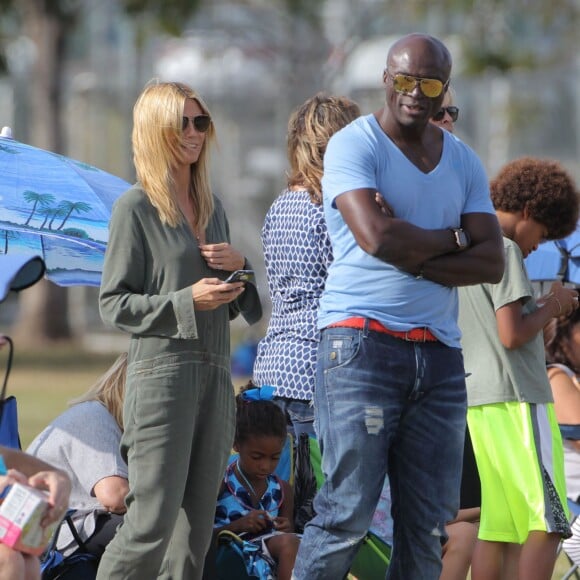 Heidi Klum et Seal se retrouvent pour soutenir leur fils Johan au Football à Los Angeles le 24 octobre 2015. La famille est réuni au grand complet pour soutenir le petit sportif. Leni, Henry et Lou sont aussi de la partie. Seal est venu avec sa compagne Erica Packer qui est enceinte.  Please Pixelate children face prior to publication Former couple Heidi Klum and Seal come together to watch their son, Johan's football game in Brentwood, California on October 24, 2015. The pair were joined by their other kids Leni, Henry and Lou. Seal's pregnant girlfriend Erica Packer also joined the family outing.24/10/2015 - Los Angeles