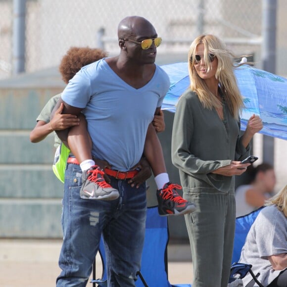 Heidi Klum et Seal se retrouvent pour soutenir leur fils Johan au Football à Los Angeles le 24 octobre 2015. La famille est réuni au grand complet pour soutenir le petit sportif. Leni, Henry et Lou sont aussi de la partie. Seal est venu avec sa compagne Erica Packer qui est enceinte.  Please Pixelate children face prior to publication Former couple Heidi Klum and Seal come together to watch their son, Johan's football game in Brentwood, California on October 24, 2015. The pair were joined by their other kids Leni, Henry and Lou. Seal's pregnant girlfriend Erica Packer also joined the family outing.24/10/2015 - Los Angeles