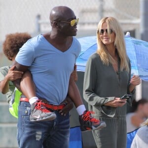 Heidi Klum et Seal se retrouvent pour soutenir leur fils Johan au Football à Los Angeles le 24 octobre 2015. La famille est réuni au grand complet pour soutenir le petit sportif. Leni, Henry et Lou sont aussi de la partie. Seal est venu avec sa compagne Erica Packer qui est enceinte.  Please Pixelate children face prior to publication Former couple Heidi Klum and Seal come together to watch their son, Johan's football game in Brentwood, California on October 24, 2015. The pair were joined by their other kids Leni, Henry and Lou. Seal's pregnant girlfriend Erica Packer also joined the family outing.24/10/2015 - Los Angeles