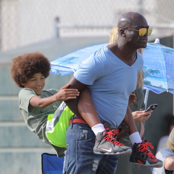 Heidi Klum et Seal se retrouvent pour soutenir leur fils Johan au Football à Los Angeles le 24 octobre 2015. La famille est réuni au grand complet pour soutenir le petit sportif. Leni, Henry et Lou sont aussi de la partie. Seal est venu avec sa compagne Erica Packer qui est enceinte.  Please Pixelate children face prior to publication Former couple Heidi Klum and Seal come together to watch their son, Johan's football game in Brentwood, California on October 24, 2015. The pair were joined by their other kids Leni, Henry and Lou. Seal's pregnant girlfriend Erica Packer also joined the family outing.24/10/2015 - Los Angeles