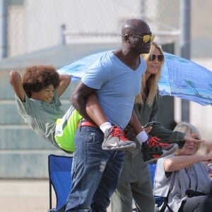 Heidi Klum et Seal se retrouvent pour soutenir leur fils Johan au Football à Los Angeles le 24 octobre 2015. La famille est réuni au grand complet pour soutenir le petit sportif. Leni, Henry et Lou sont aussi de la partie. Seal est venu avec sa compagne Erica Packer qui est enceinte.  Please Pixelate children face prior to publication Former couple Heidi Klum and Seal come together to watch their son, Johan's football game in Brentwood, California on October 24, 2015. The pair were joined by their other kids Leni, Henry and Lou. Seal's pregnant girlfriend Erica Packer also joined the family outing.24/10/2015 - Los Angeles