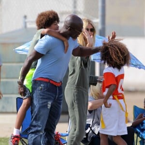 Heidi Klum et Seal se retrouvent pour soutenir leur fils Johan au Football à Los Angeles le 24 octobre 2015. La famille est réuni au grand complet pour soutenir le petit sportif. Leni, Henry et Lou sont aussi de la partie. Seal est venu avec sa compagne Erica Packer qui est enceinte.  Please Pixelate children face prior to publication Former couple Heidi Klum and Seal come together to watch their son, Johan's football game in Brentwood, California on October 24, 2015. The pair were joined by their other kids Leni, Henry and Lou. Seal's pregnant girlfriend Erica Packer also joined the family outing.24/10/2015 - Los Angeles