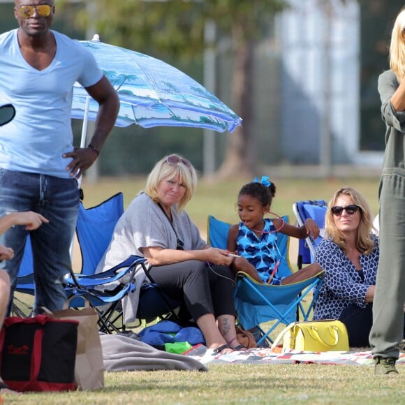 Heidi Klum et Seal se retrouvent pour soutenir leur fils Johan au Football à Los Angeles le 24 octobre 2015. La famille est réuni au grand complet pour soutenir le petit sportif. Leni, Henry et Lou sont aussi de la partie. Seal est venu avec sa compagne Erica Packer qui est enceinte.  Please Pixelate children face prior to publication Former couple Heidi Klum and Seal come together to watch their son, Johan's football game in Brentwood, California on October 24, 2015. The pair were joined by their other kids Leni, Henry and Lou. Seal's pregnant girlfriend Erica Packer also joined the family outing.24/10/2015 - Los Angeles